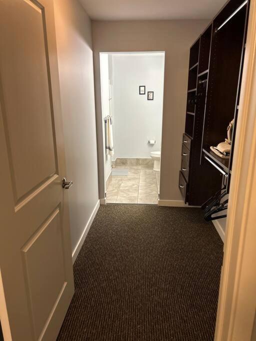 Spooky Low Rate!! Downtown With Free Parking Apartment Indianapolis Bagian luar foto