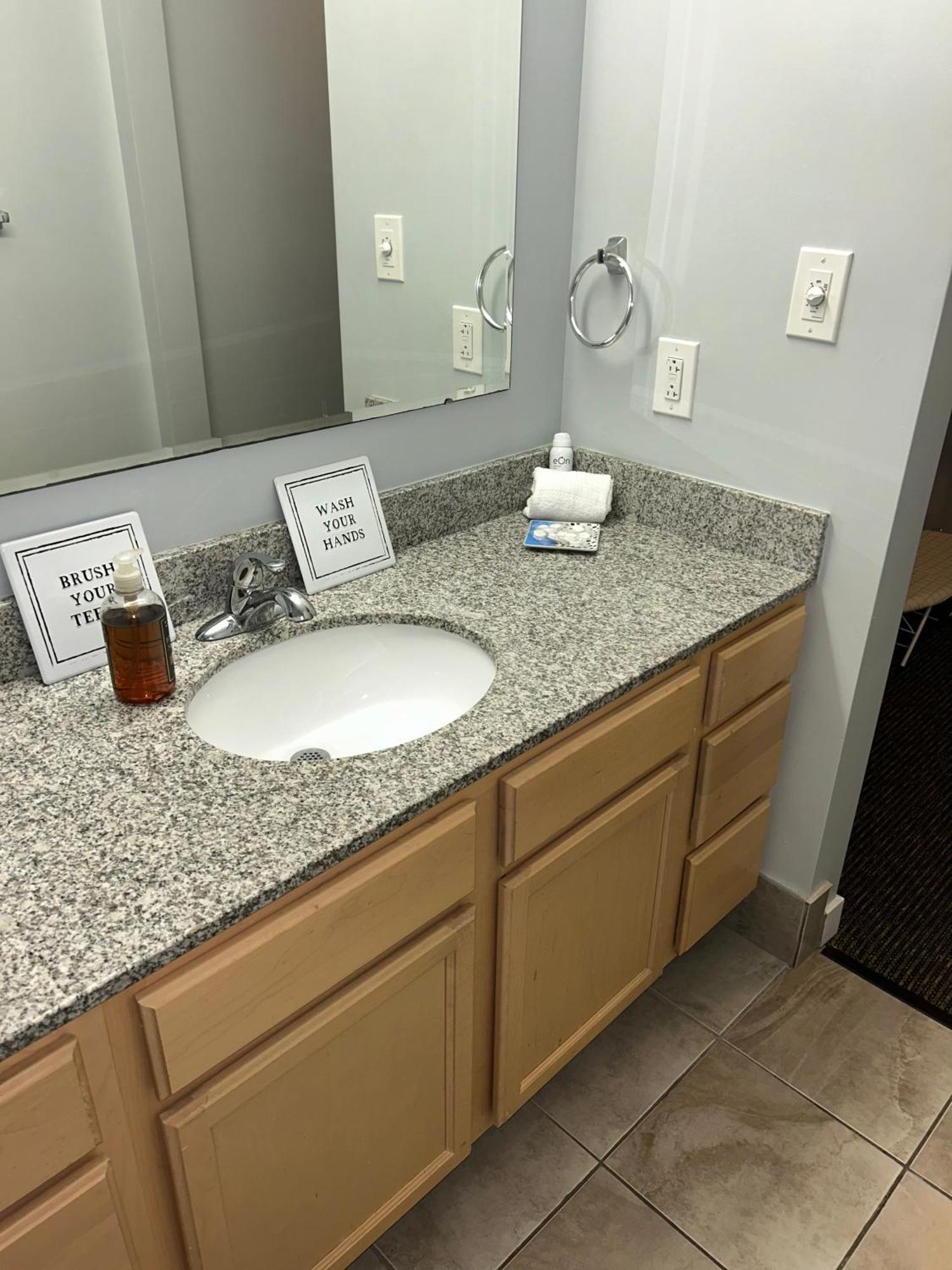 Spooky Low Rate!! Downtown With Free Parking Apartment Indianapolis Bagian luar foto